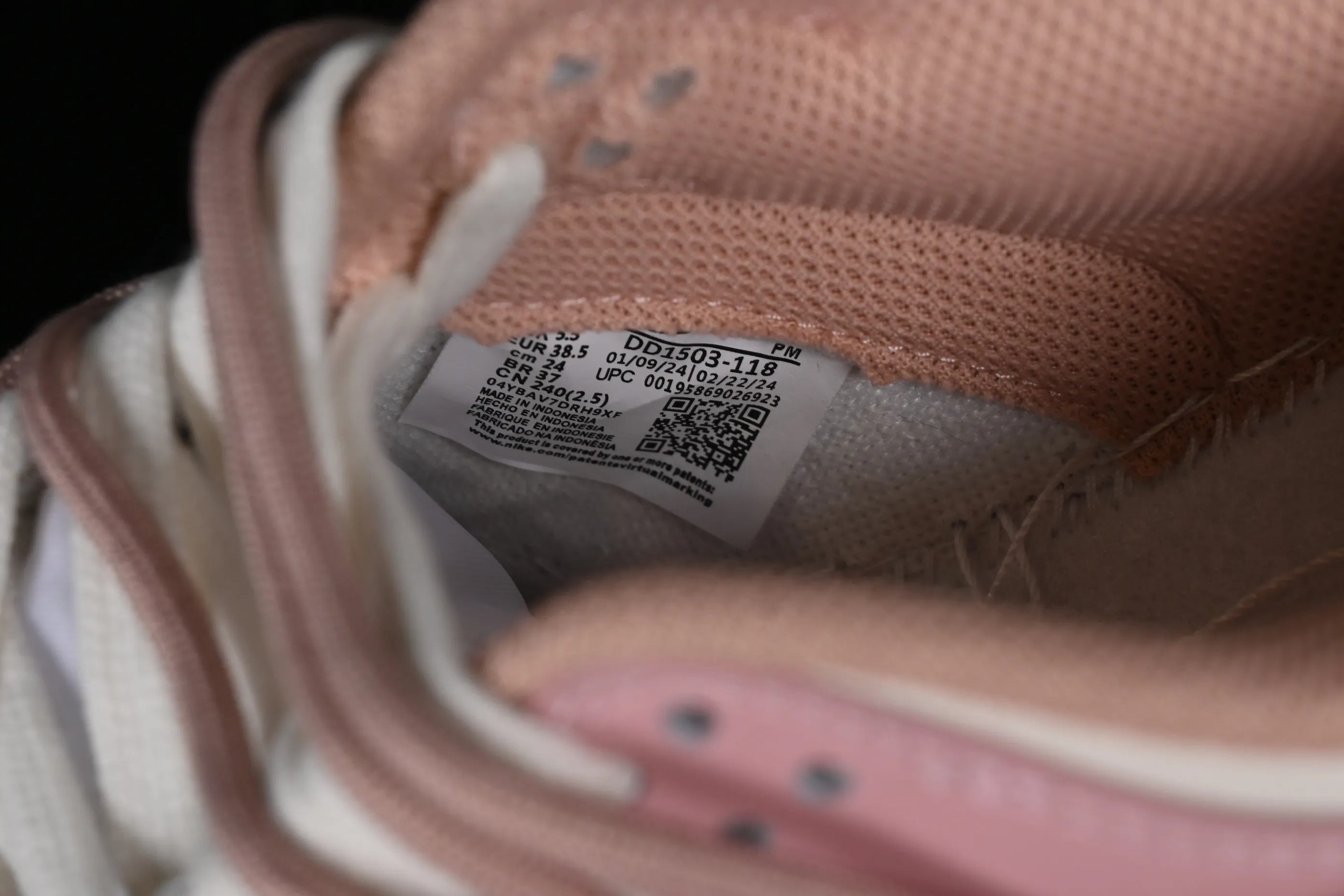All categories Nk SB Dunk series Nk SB Dunk Low low-top sneakers Nk Dunk Low ESS customized version rose pink retro sweetheart low-top casual sneakers DD1503-118